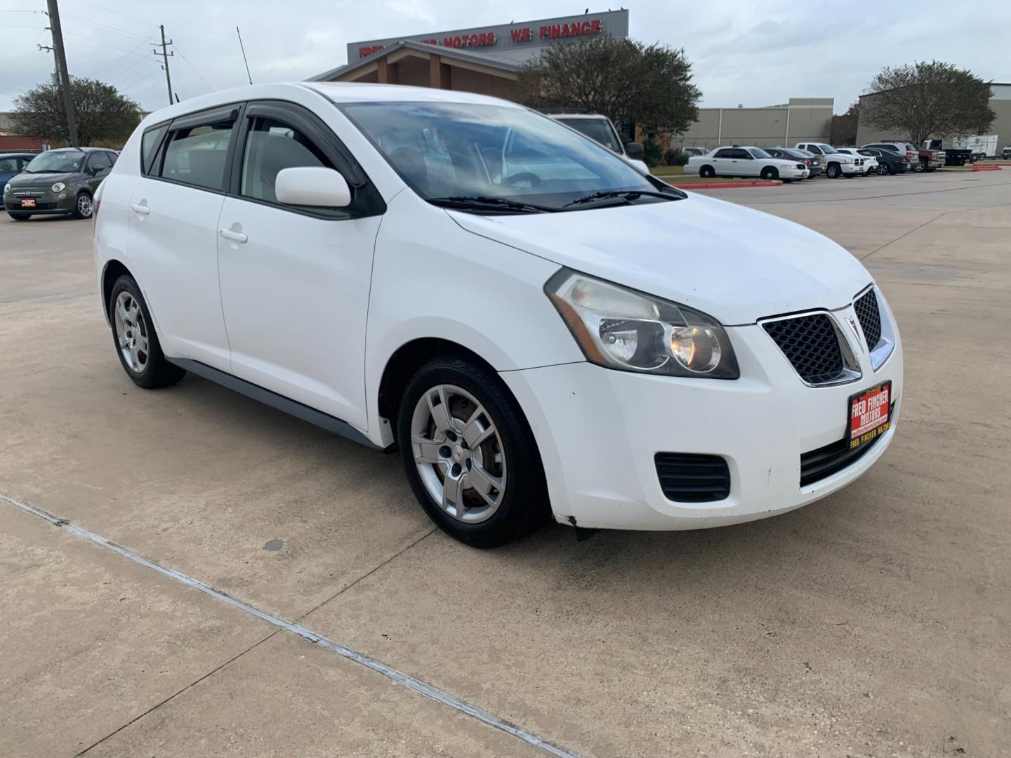 2009 white /black Pontiac Vibe 2.4L (5Y2SP67059Z) with an 2.4L L4 DOHC 16V engine, 4-Speed Automatic Overdrive transmission, located at 14700 Tomball Parkway 249, Houston, TX, 77086, (281) 444-2200, 29.928619, -95.504074 - Photo#0